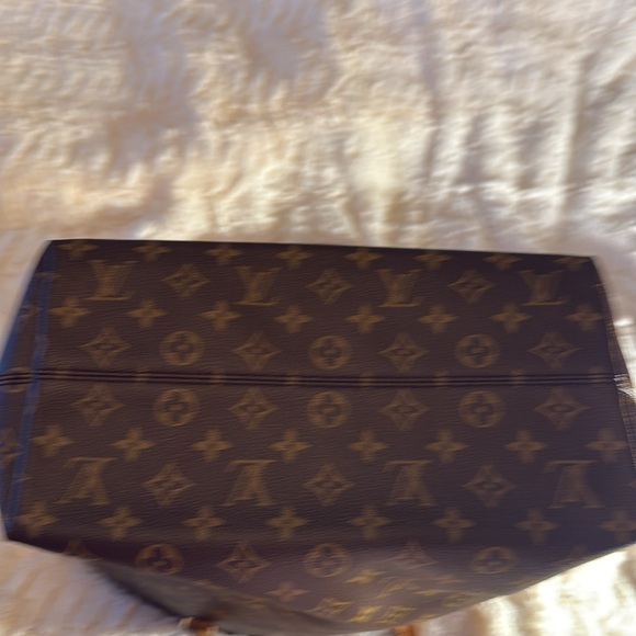 LV tote with small gold-plated key lock - Picture 9 of 11